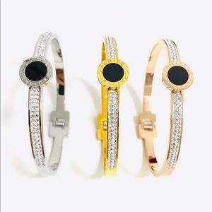 Élégant gold bracelets .